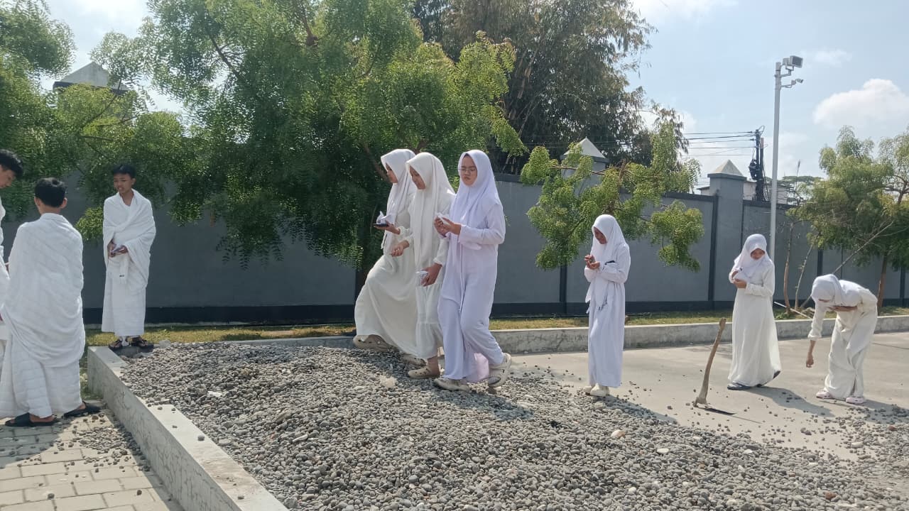 Mabit di Muzdalifah, Murid Kelas IX MTsN 9 Bantul Hayati Nilai Kesabaran dan Kedisiplinan